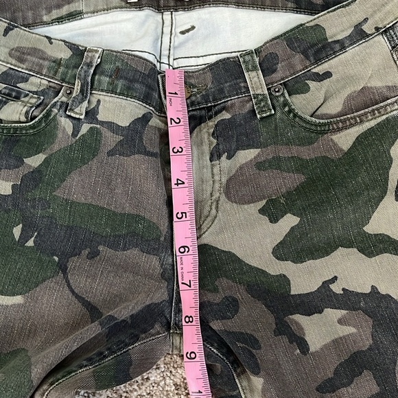 ELIZABETH & JAMES Ozzy Camo Skinny Jeans {C31} - Picture 6 of 11